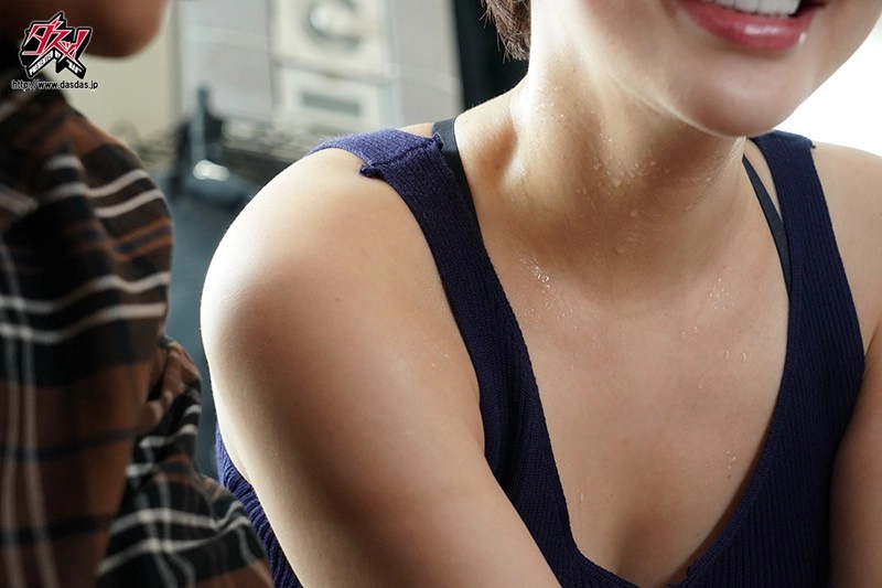 お願いされたら断れないおっとり天然な人妻お姉さんの無自覚な誘惑。 里美ゆりあ