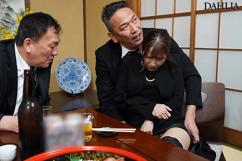 法事で帰省した妻がデカチン自慢の実兄たちに巨根穴兄弟4P輪姦されてしまいゲス勃起が収まりません…友田彩也香