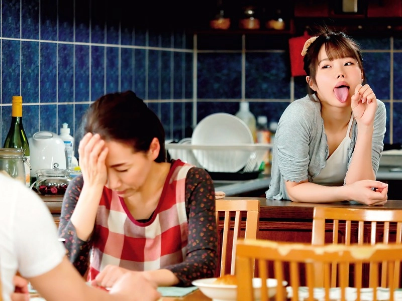 年の離れた従妹にエアーフェラで誘惑されて‥いやらしい舌使いに我慢できず何度もハメまくった 松本いちか