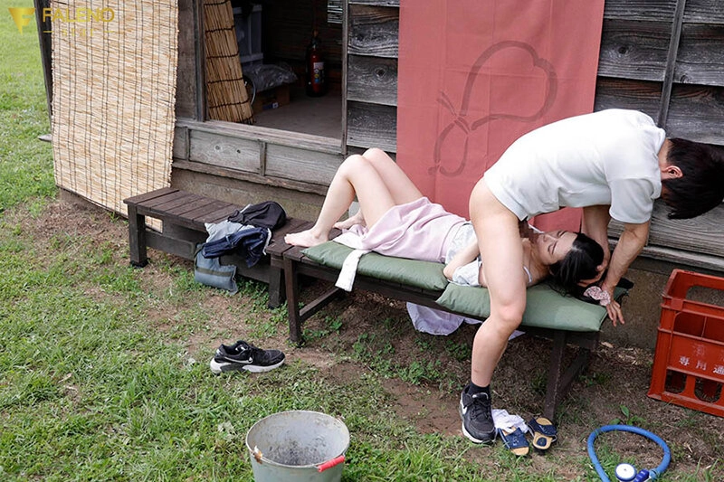 「私、犯され続けています…」地方の美人妻が都会からやってきた若者に、旦那の近くでいいなり調教肉弾ピストン堕ち　吉高寧々 910 6