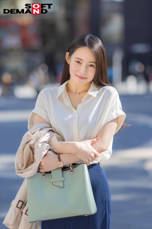 【初撮り】某物流会社で働く都内在住24歳OL 身長150cm、C カップでジムで鍛えられた美しいスレンダーボディ 茶色い瞳と小顔で堀の深いルックスがハーフ系モデルのような雰囲気。 サバサバ系クール美女がイラマチオで喉イキ！ドM堕ち。 ありさ - 十川ありさ