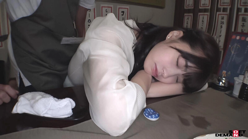 居酒屋の個室で寝落ちする泥●美女に介抱するフリしてこっそりナマ挿入しまくった絶倫アルバイトのボク 6,160 33