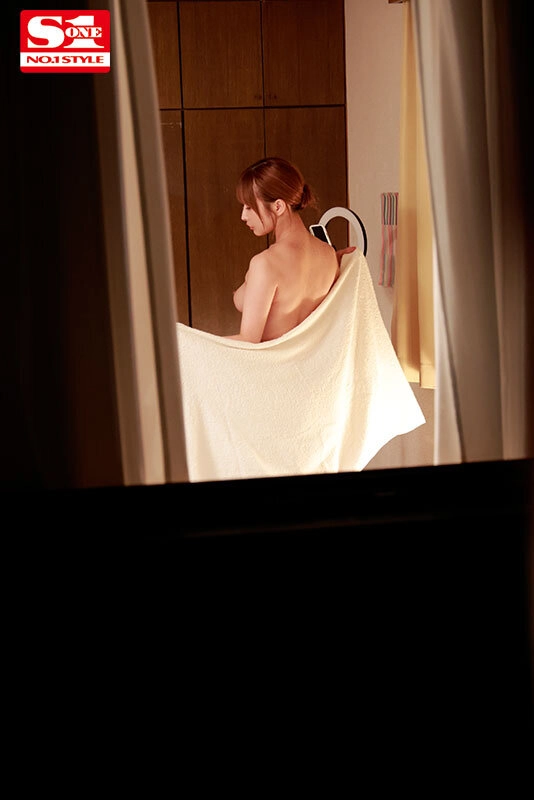 向かいに越してきた隣人は過激で有名なエロ配信者だった。覗いていたら目が合って…そのままラッキースケベ！ うんぱい