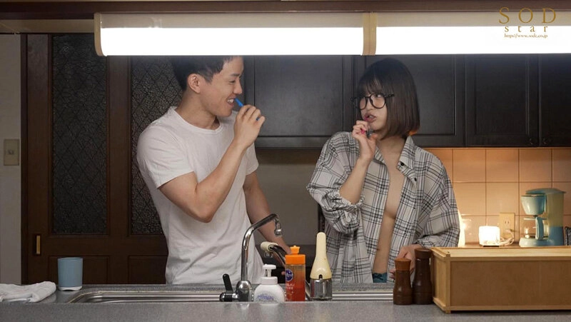 学生時代は地味だったのにすっかり垢抜けて美人になった同級生とまさかの再会。性欲が急成長したあの子と半同棲でヤリまくり。 唯井まひろ