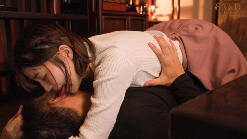 酔うとキス魔になっちゃう若妻と町内会の忘年会で旦那に隠れて何度もベロちゅう不倫。 唯井まひろ 3,965 33