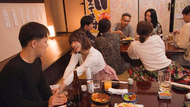 酔うとキス魔になっちゃう若妻と町内会の忘年会で旦那に隠れて何度もベロちゅう不倫。 唯井まひろ 3,965 33