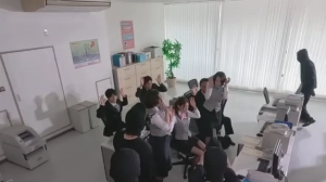 8枚目 | 誰もが羨むボクの巨乳妻に理性を失った銀行強盗は一日中イラマ輪●し続けた。 都月るいさ