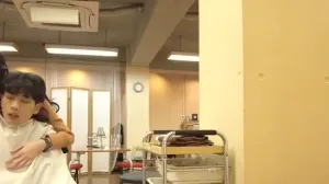 35枚目 | 夫婦経営の美容室で欲求不満な人妻美容師の日向子さんにこっそり痴女られて中出ししてしまった僕。 森日向子